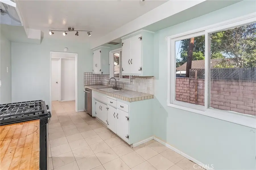 7915 Owensmouth Avenue, Canoga Park, CA 91304 - #2