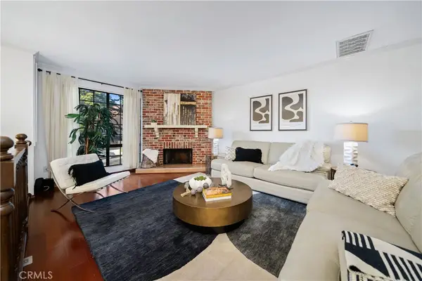 18100 Burbank #11, Tarzana, CA 91356