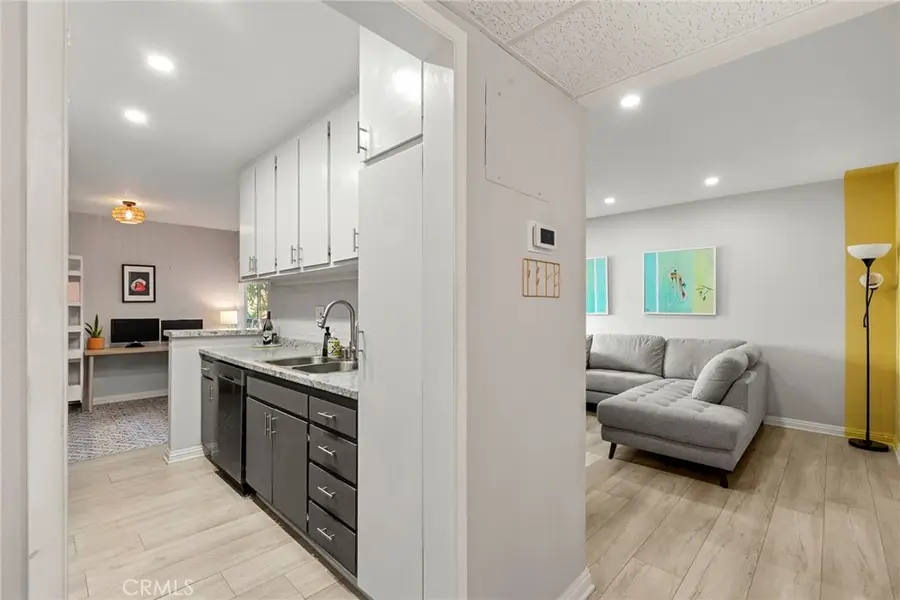 18307 Burbank #5, Tarzana, CA 91356 - #3