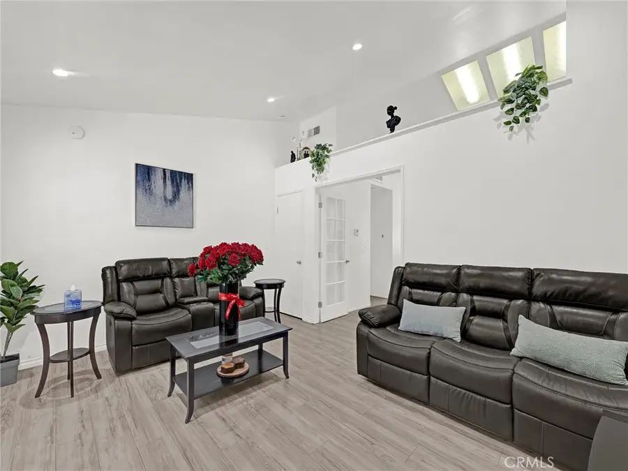 11350 Foothill Boulevard #15, Sylmar, CA 91342 - #2