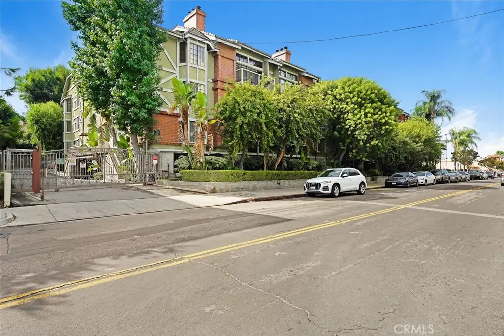 18324 Clark #119, Tarzana, CA 91356 - #1