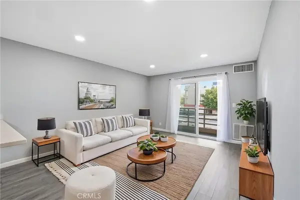 6815 Remmet #215, Canoga Park, CA 91303