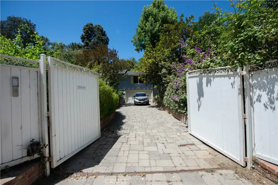 12215 Viewcrest Road, Studio City, CA 91604 - #2