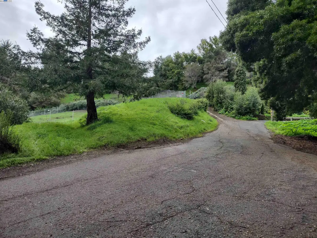 2907 Jordan Rd, Oakland, CA 94602 - Image #1