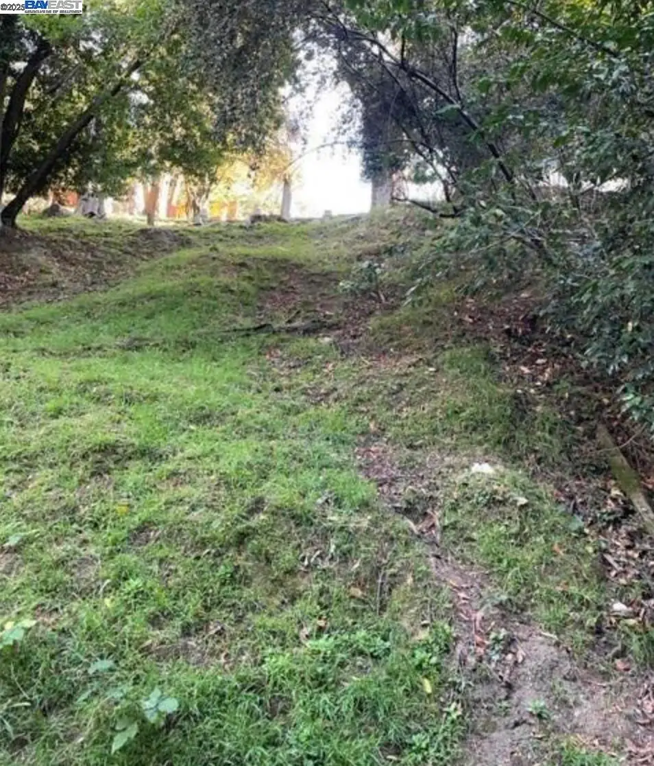 6716 Gunn Dr, Oakland, CA 94611 - Image #1