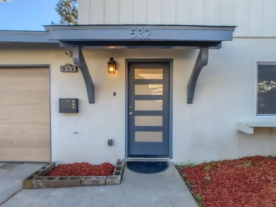 532 Heathcliff Dr, Pacifica, CA 94044 - Image #2