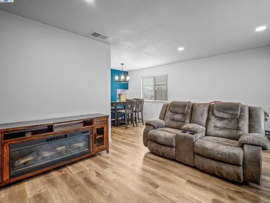 6757 Rancho Adobe Dr, Sacramento, CA 95828 - Image #2