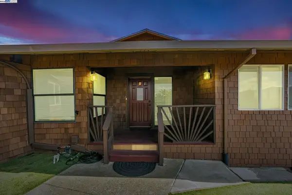 90 Robinhood Dr, Novato, CA 94945