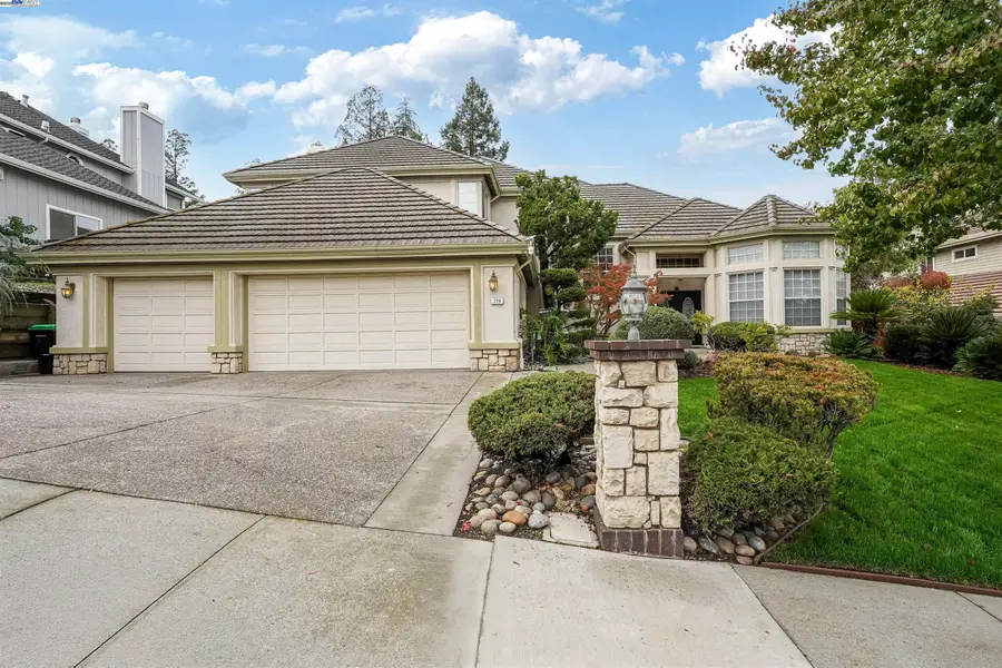 729 Montevino Dr, Pleasanton, CA 94566 - Image #3