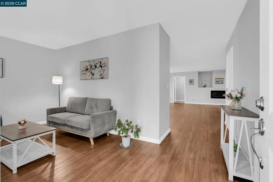 432 Red Robin Dr, Patterson, CA 95363 - Image #2