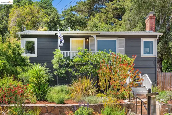 7069 Saroni Dr, Oakland, CA 94611