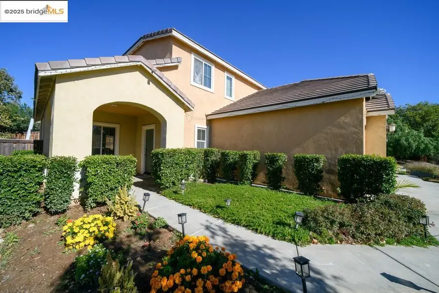 1350 Mistletoe Dr, Beaumont, CA 92223 - Image #2