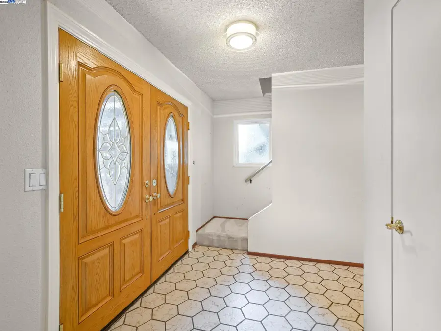 1800 Weir Dr, Hayward, CA 94541 - Image #2