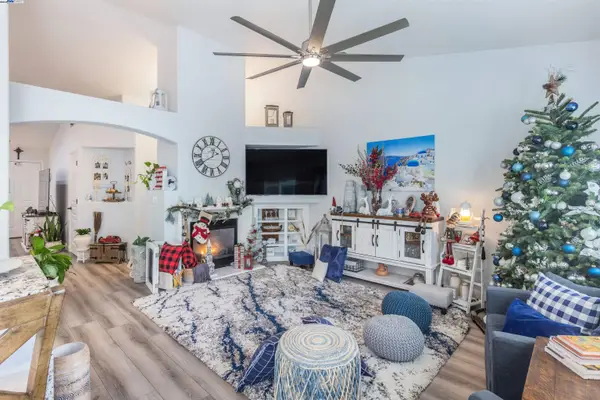 715 Bobcat Ln, Manteca, CA 95336