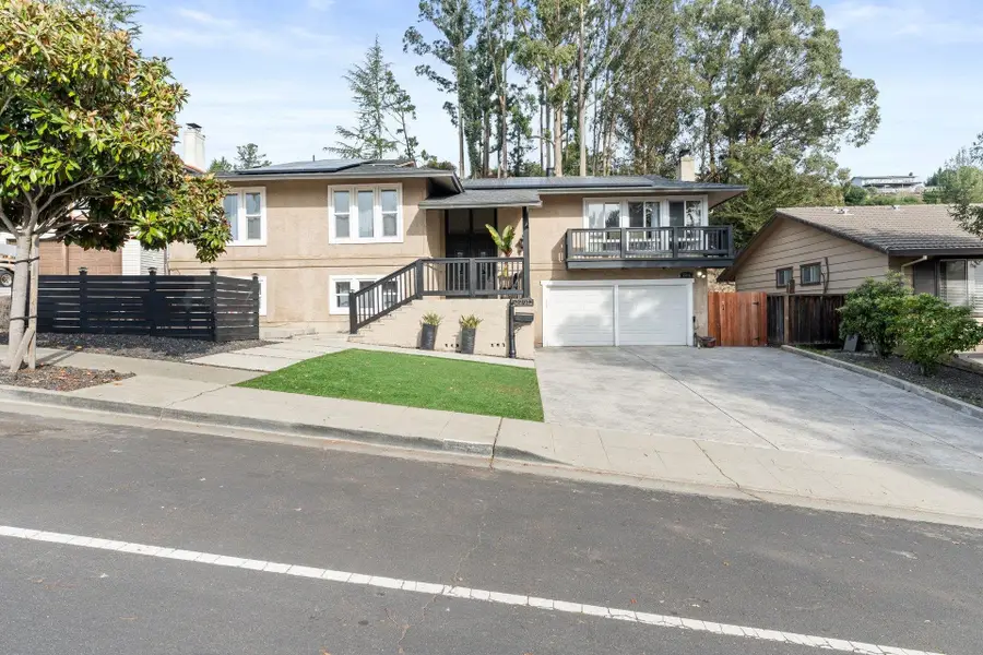 27912 Farm Hill Dr, Hayward, CA 94542 - Image #3