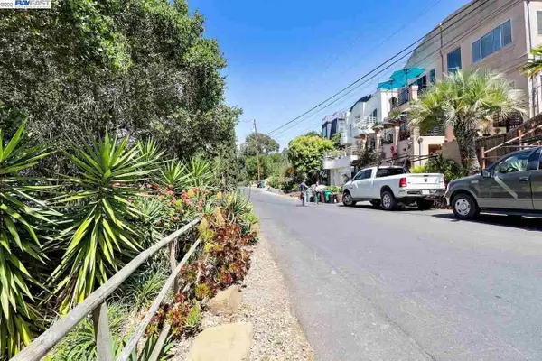 Outlook Ave, Oakland, CA 94608