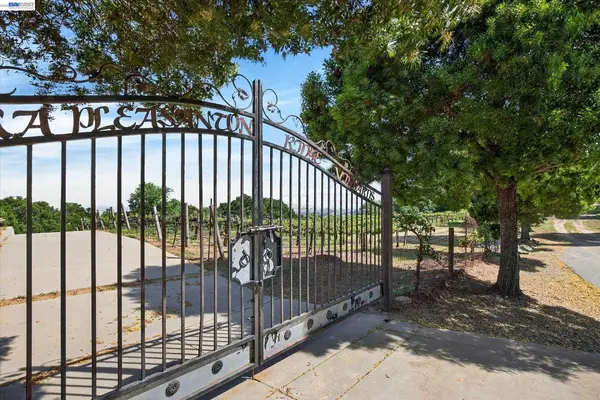 9500 Santos Ranch Rd, Pleasanton, CA 94588