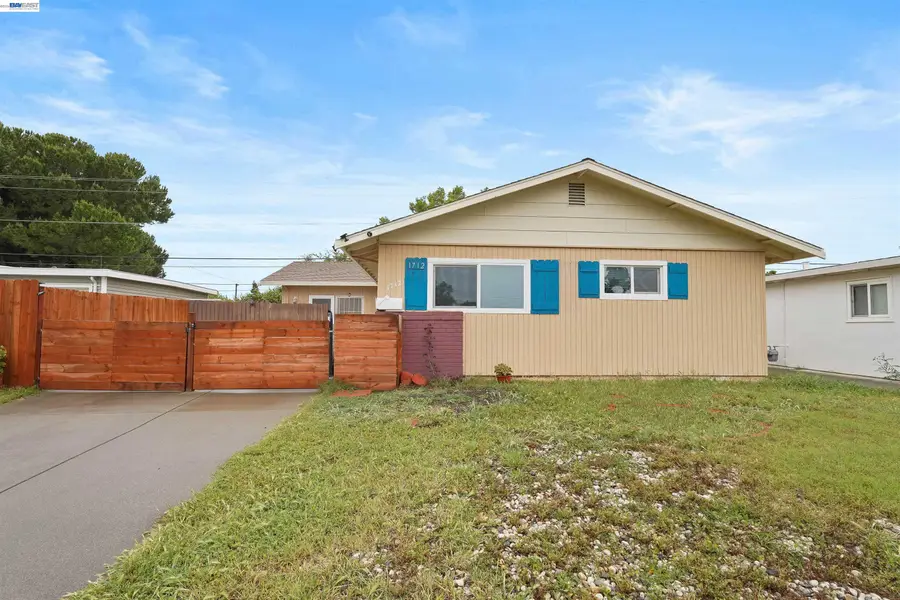 1712 Utah St, Fairfield, CA 94533 - #2