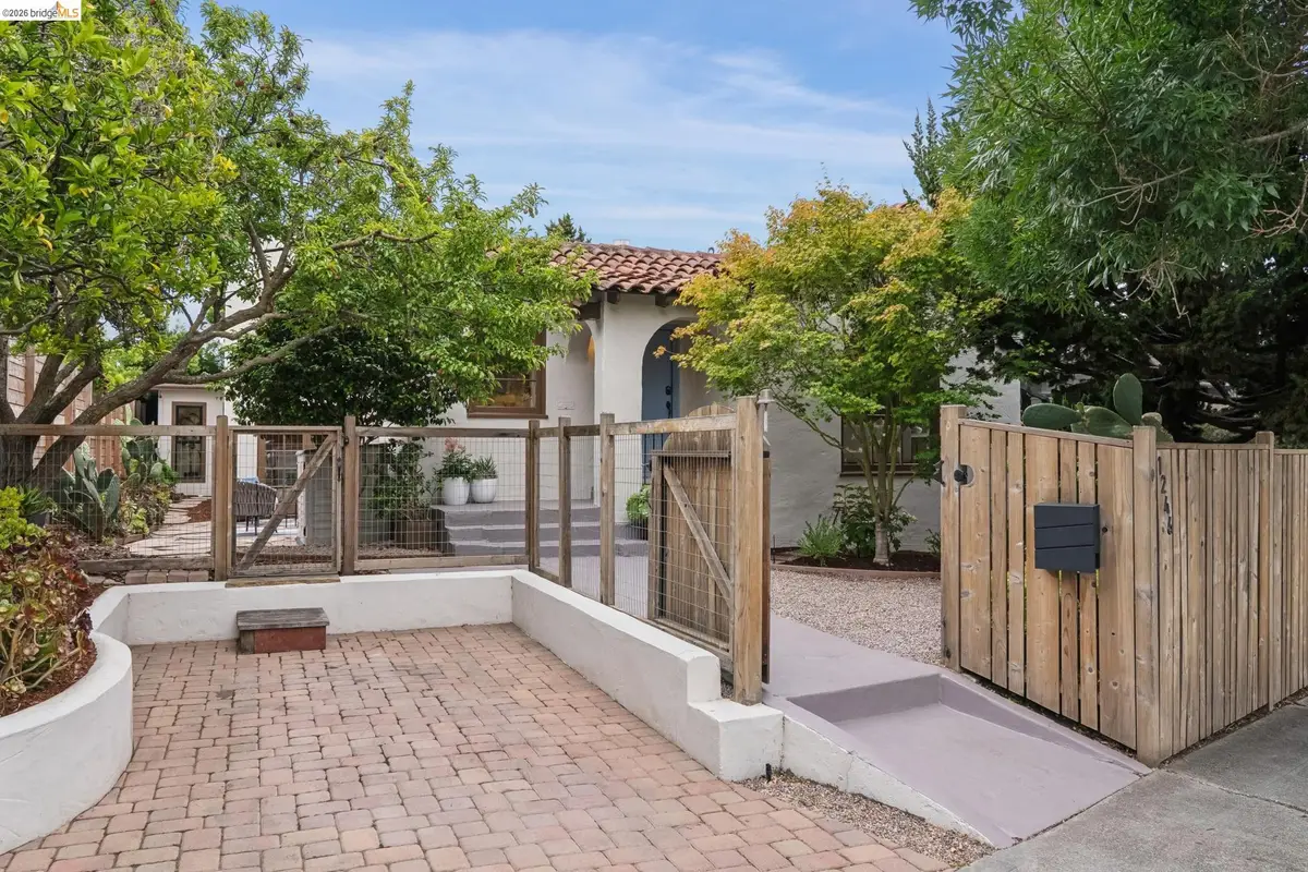 1246 Hopkins St, Berkeley, CA 94702 - #1