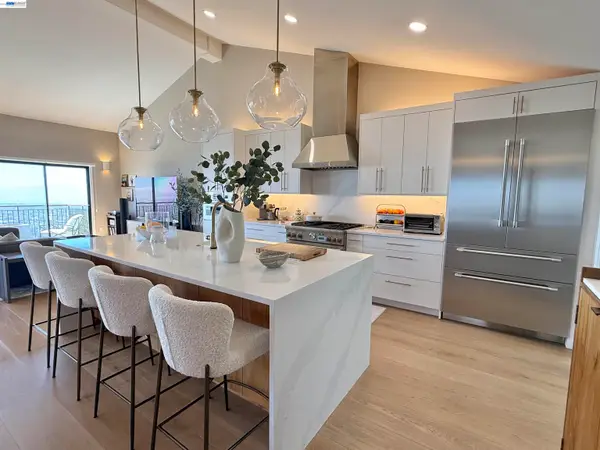 8 Starview Dr, Oakland, CA 94618