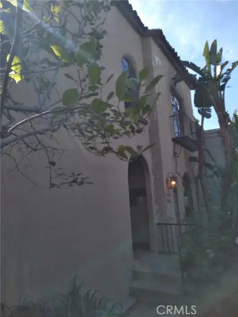 6040 Graciosa Drive, Los Angeles, CA 90068