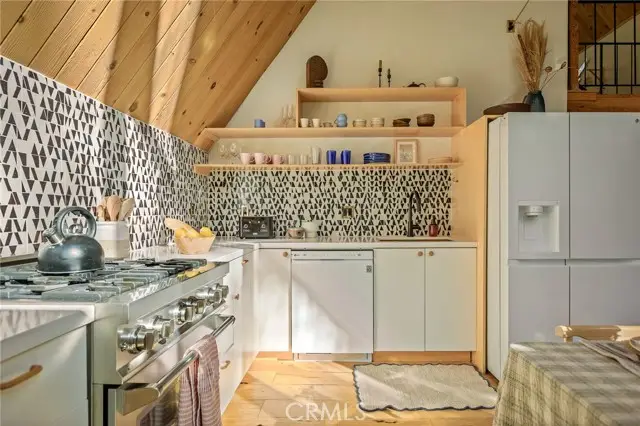 385 Birchwood Drive, Lake Arrowhead, CA 92352 - Image #2