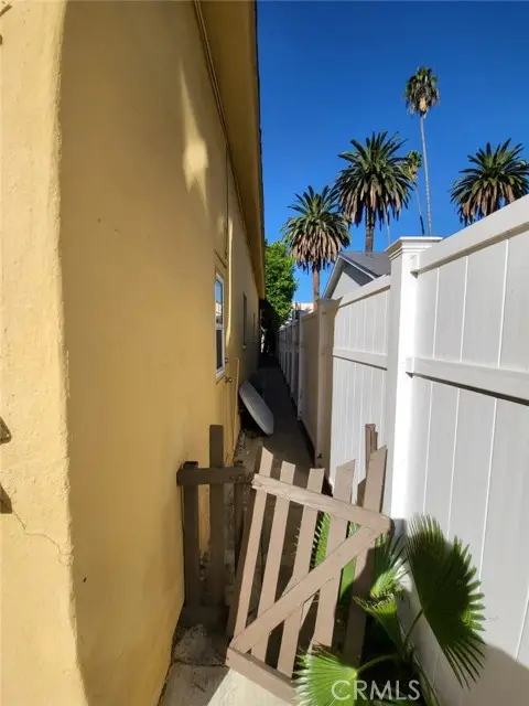 1240 S Muirfield Road, Los Angeles, CA 90019 - Image #3