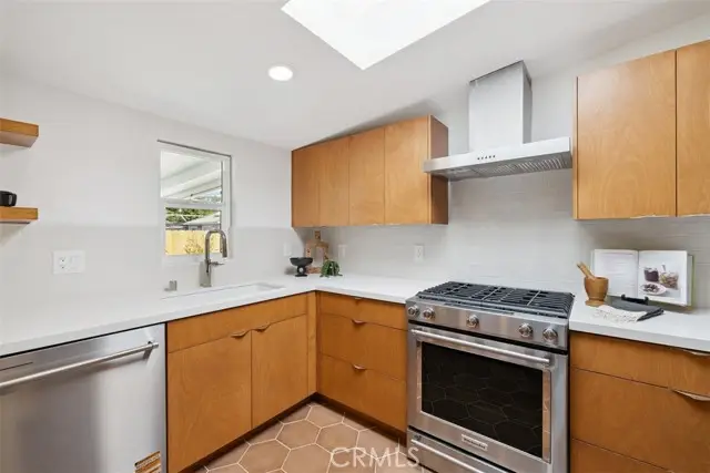 21 La Cadena Street, Santa Barbara, CA 93103 - Image #2