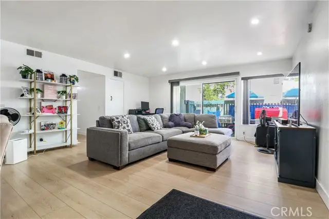 5700 Etiwanda Avenue #105, Tarzana, CA 91356 - Image #2