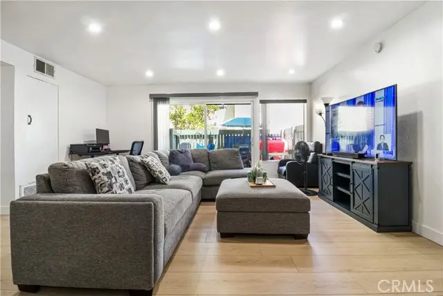 5700 Etiwanda Avenue #105, Tarzana, CA 91356 - Image #3