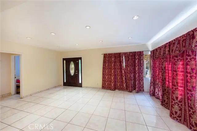 5245 Strohm Avenue, North Hollywood, CA 91601 - Image #3