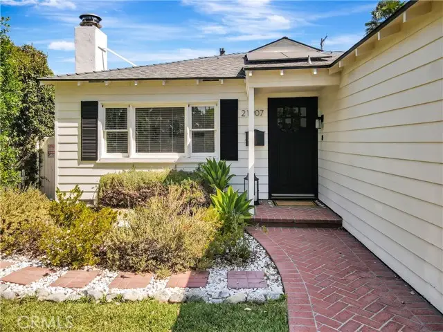21907 De La Osa Street, Woodland Hills, CA 91364 - Image #2