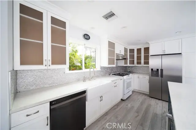 22149 Victory Boulevard, Canoga Park, CA 91303 - Image #3