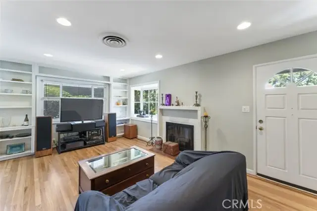 23238 Victory Boulevard, Woodland Hills, CA 91367 - Image #2