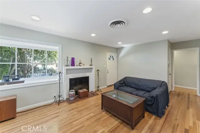 23238 Victory Boulevard, Woodland Hills, CA 91367 - Image #3