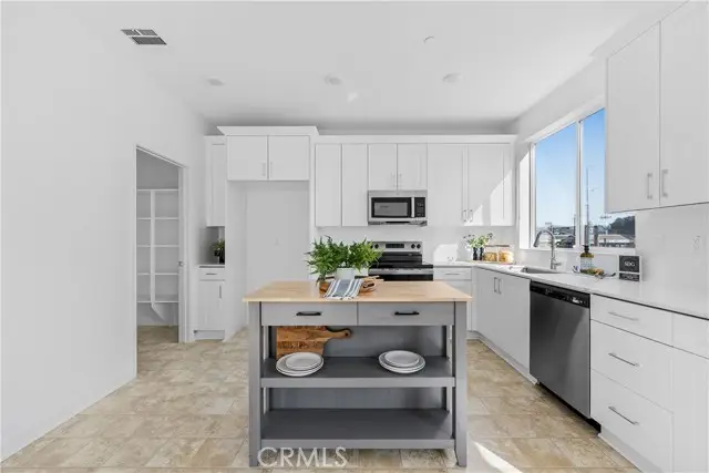 9423 N Sepulveda Blvd. #2, San Fernando Valley, CA 91343 - Image #1