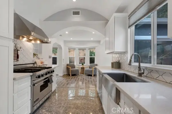 19419 Oxnard Street, Tarzana (los Angeles), CA 91356