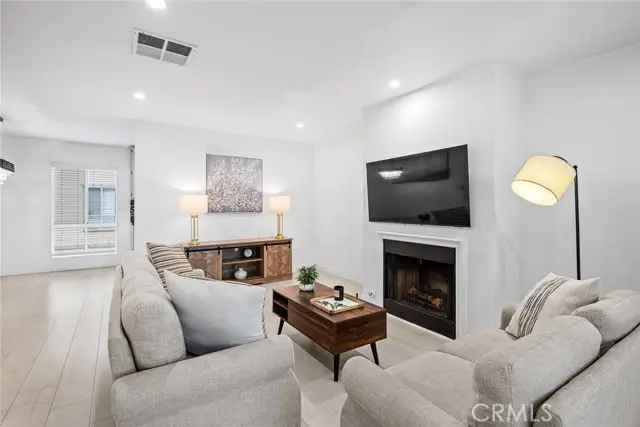 9901 Independence Avenue #D, Chatsworth, CA 91311 - Image #2