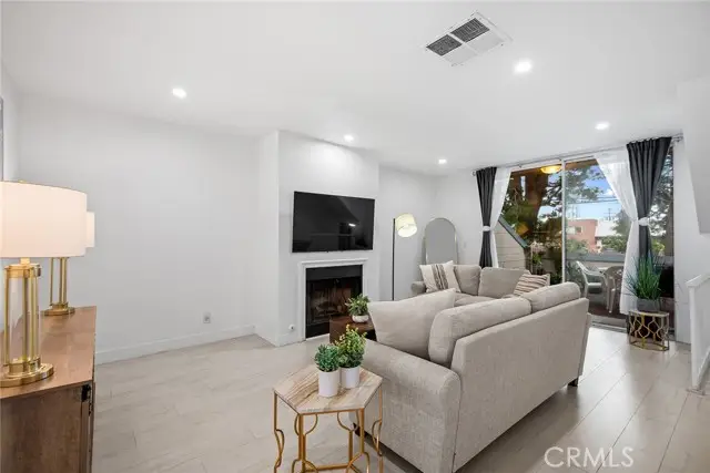 9901 Independence Avenue #D, Chatsworth, CA 91311 - Image #3