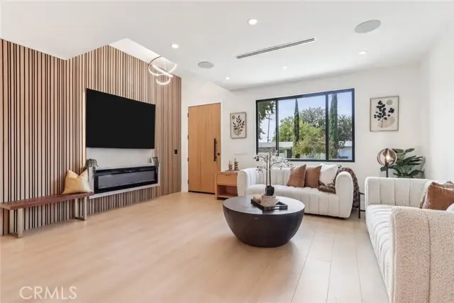 8006 Lloyd Avenue, San Fernando Valley, CA 91605 - Image #2