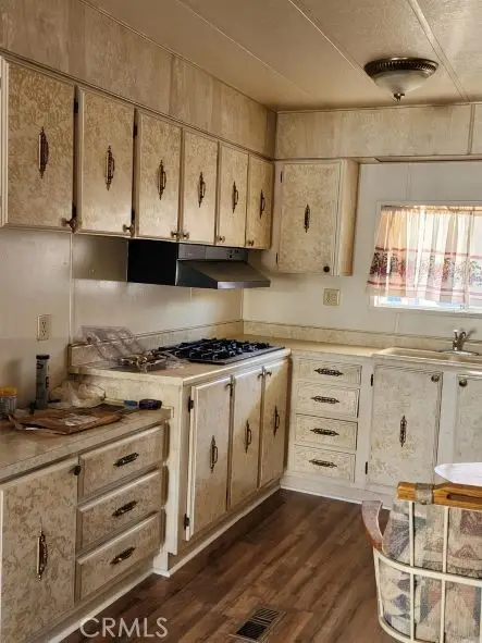 710 S Lyon Avenue, Hemet, CA 92543 - Image #2