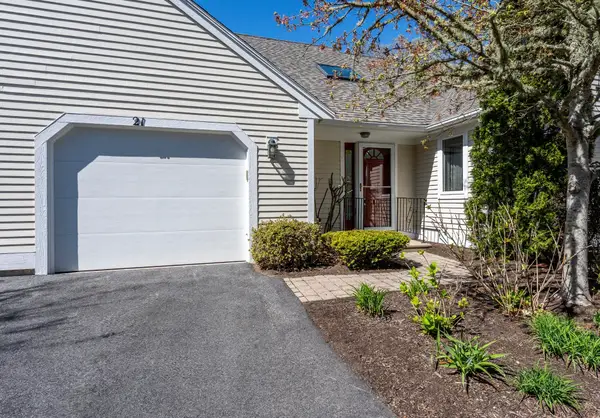21 Rolling Green Lane, Mashpee, MA 02649