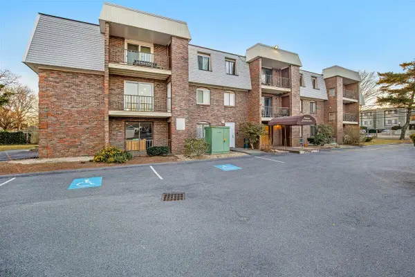 15 Oak Neck Road #APT 11, Hyannis, MA 02601