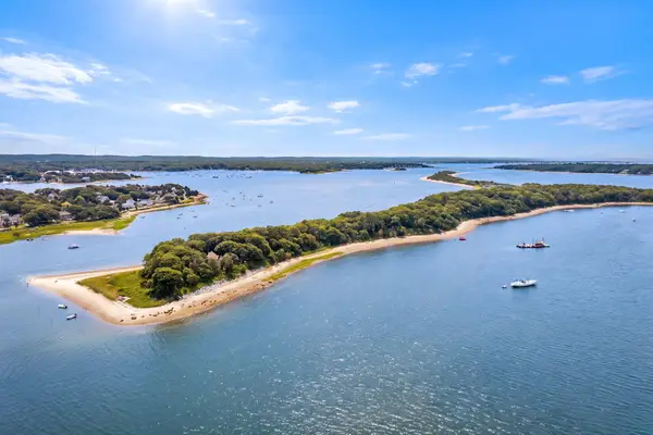 9 Bassetts Island, Cataumet, MA 02534