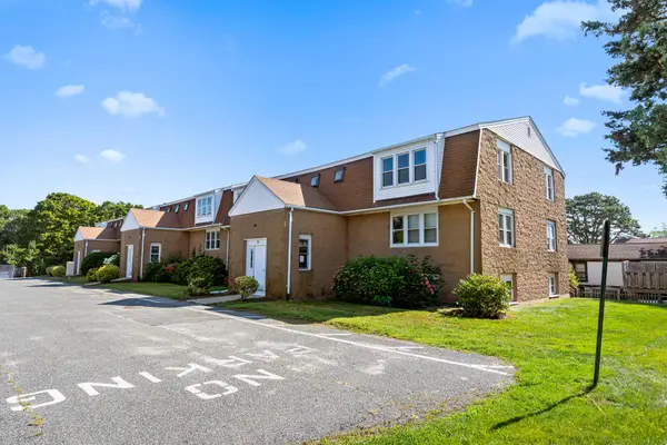 24 Bettys Pond Road #APT P, Hyannis, MA 02601