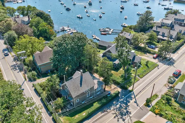 62 School Street, Woods Hole, MA 02543