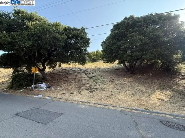 Outlook Ave, Oakland, CA 94608 - #1