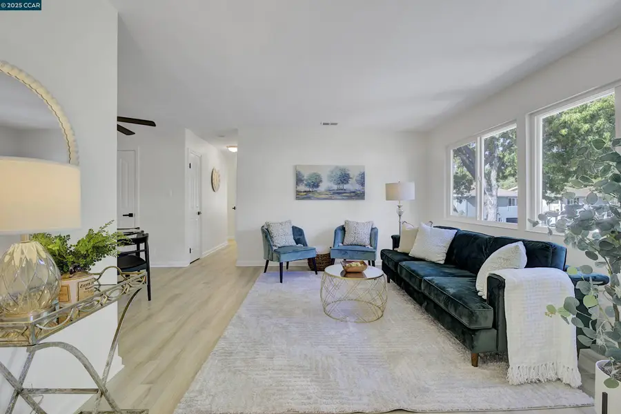 1356 Del Rio Cir  #D, Concord, CA 94518 - Image #3