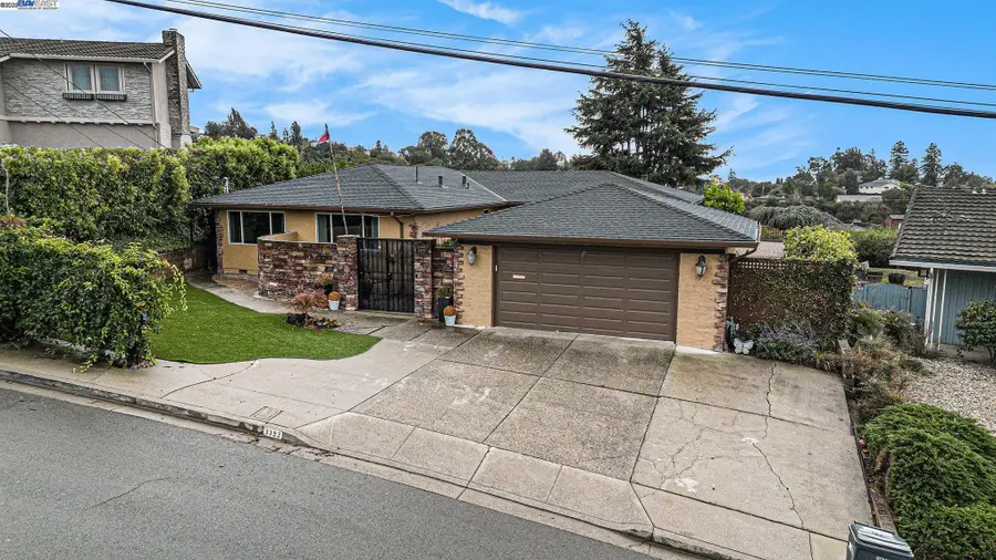 3393 Oakes Dr, Hayward, CA 94542 - Image #2