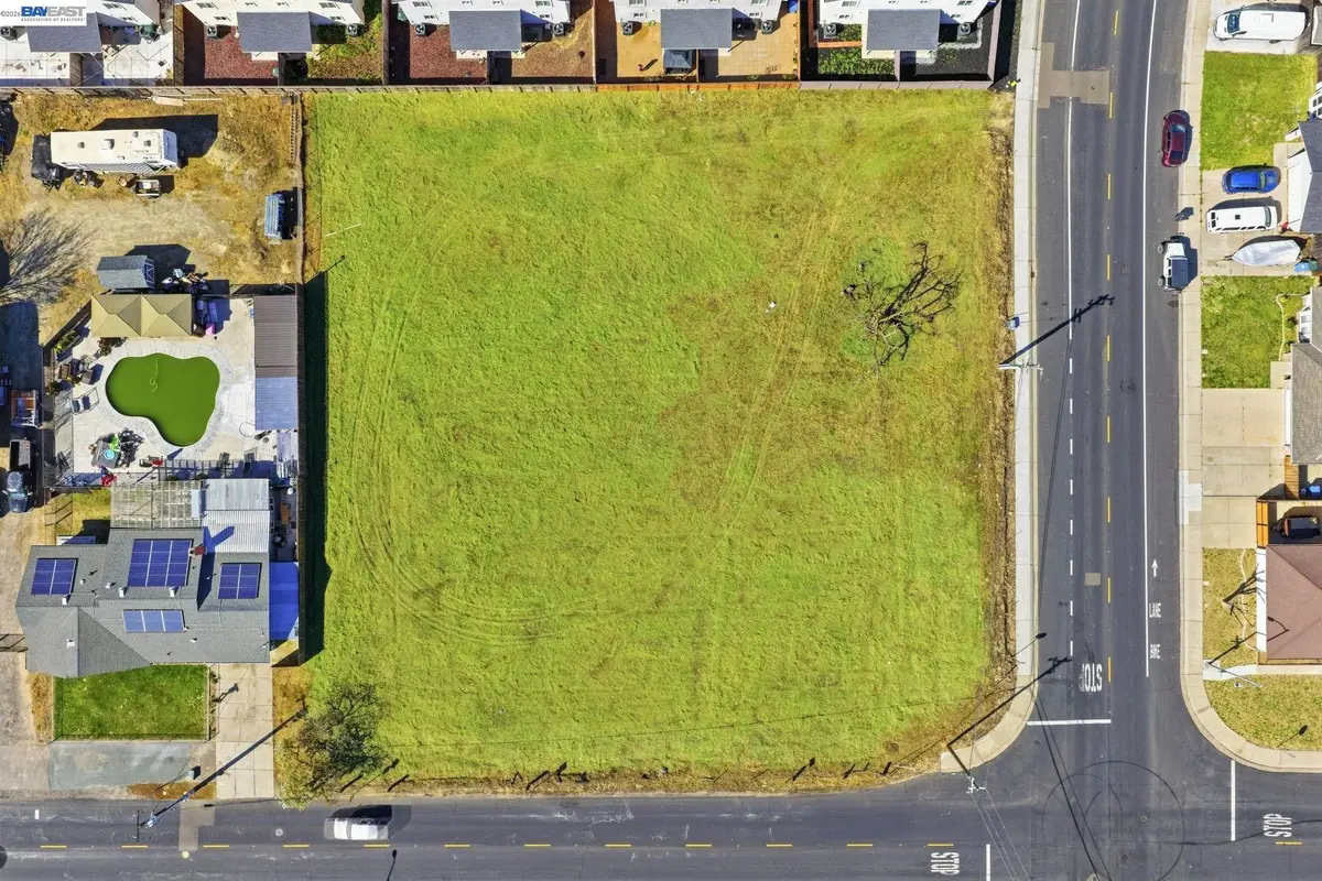 445 Walnut Ave, Manteca, CA 95336 - #1